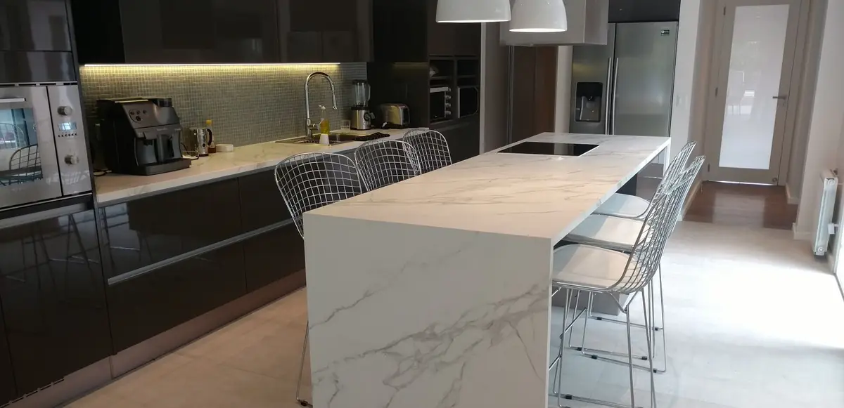 Isla de cocina con mesada de mármol de veta ancha, fabricada y colocada por Marmolería Gaona