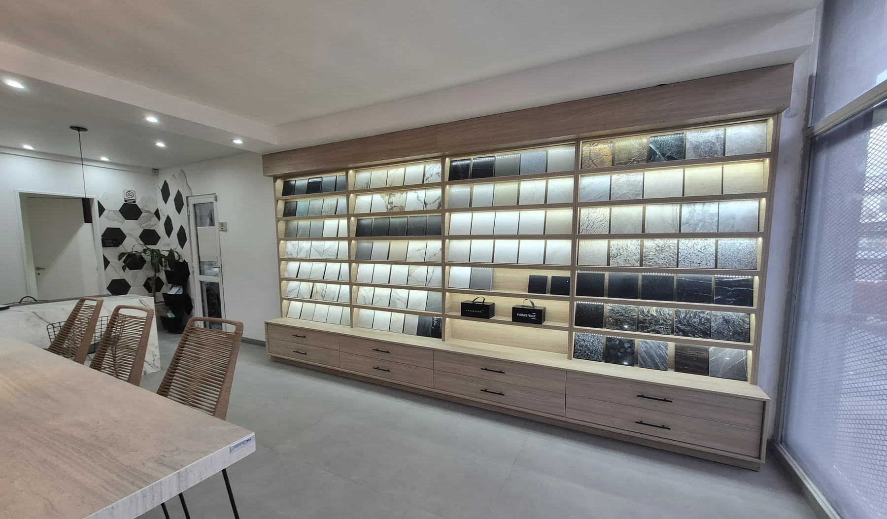 Showroom de Marmolería Gaona en Villa Sarmiento, con muestras de material a la vista