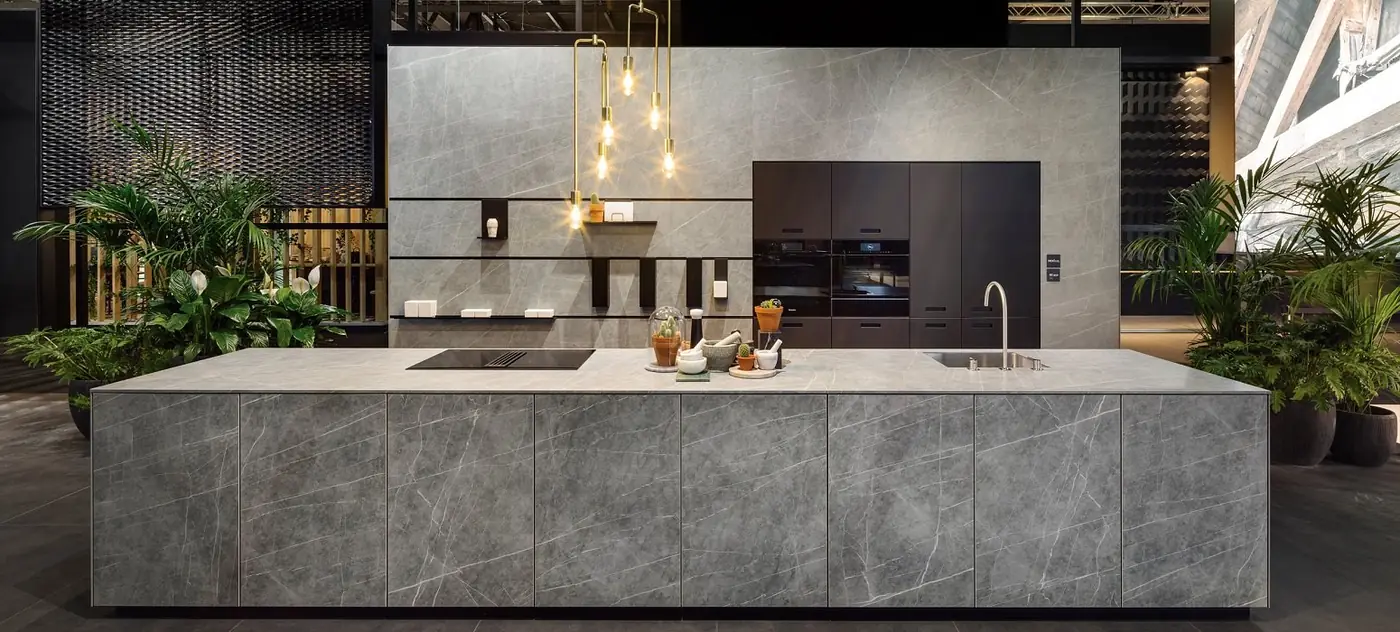 Isla de cocina de gran formato en Neolith, con mesada y frente en el mismo piedra sinterizada