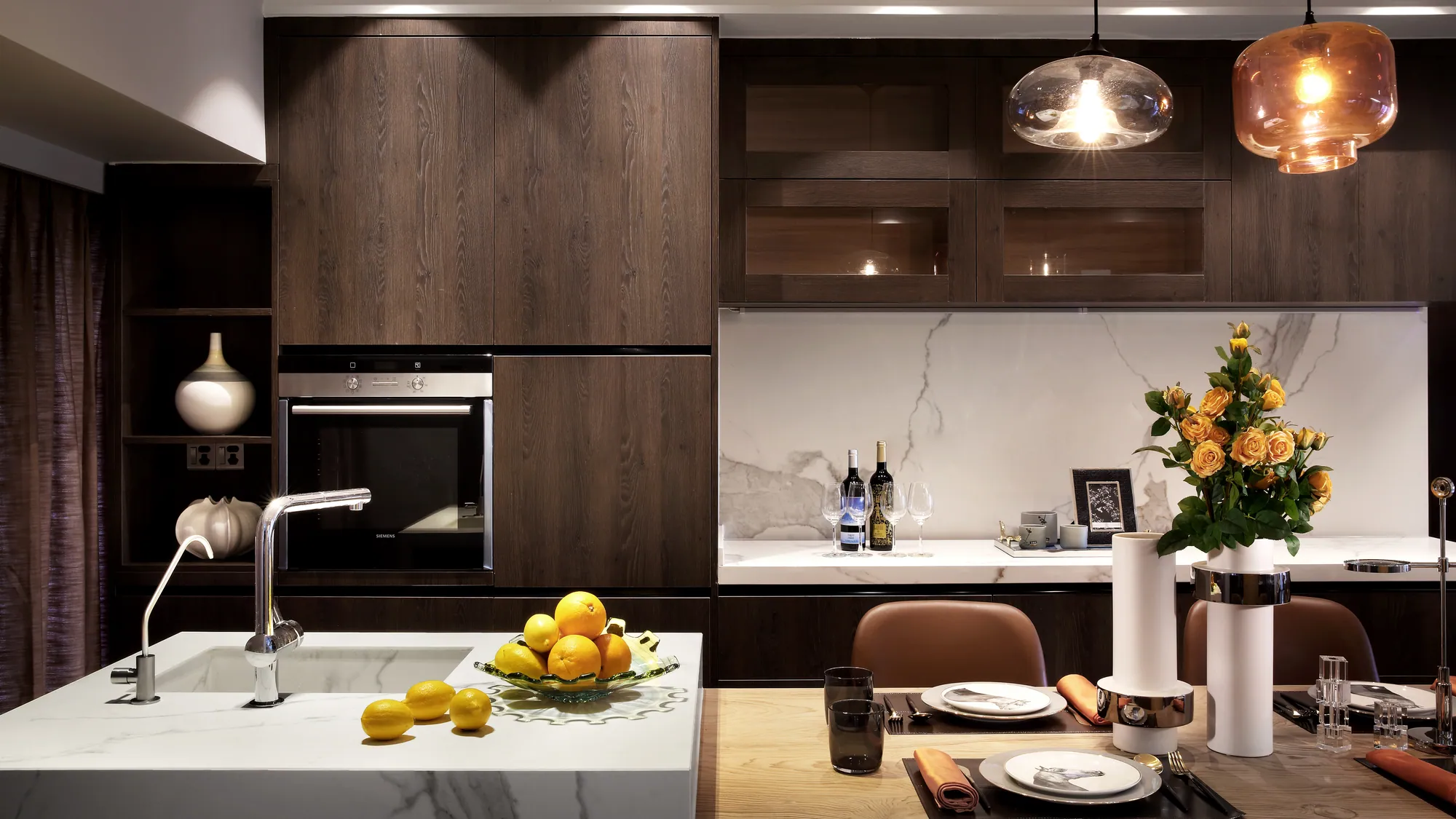 Cocina con isla, mesada y revestimiento en Neolith Estatuario, foto del catálogo del fabricante