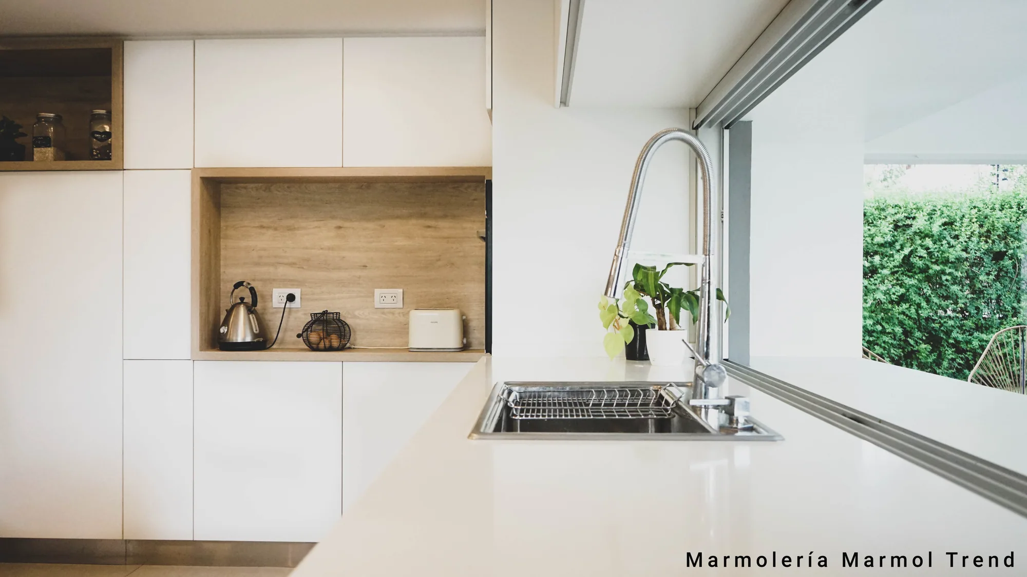 Ambiente con superficie de Purastone Blanco Nube, del catálogo del fabricante