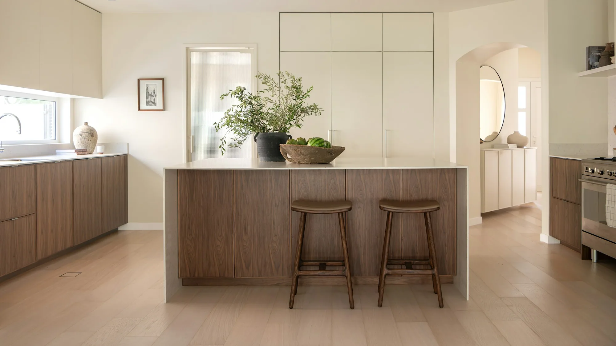 Cocina con mesada e isla en Silestone Lime Delight